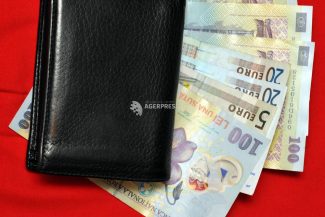 Peste 70 % dintre români descriu situația economică a țării în termeni negativi; prețurile la energie și inflația, principalele îngrijorări (studiu)
