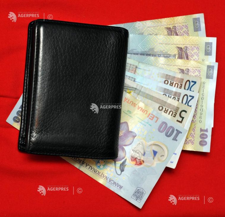 Peste 70 % dintre români descriu situația economică a țării în termeni negativi; prețurile la energie și inflația, principalele îngrijorări (studiu)