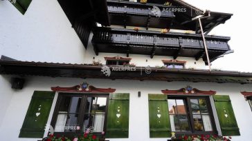 INS: Numărul sosirilor și al înnoptărilor în unitățile de cazare din România, în scădere în primele patru luni