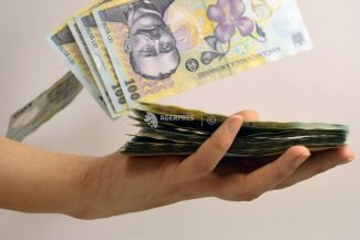 Românii se tem de riscuri, dar amână deciziile care i-ar putea proteja (studiu)