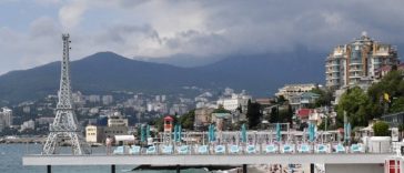 ”Situaţie de urgenţă” în Crimeea, în urma unor atacuri ale Kievului care au cauzat penurii de carburant şi electricitate. Măsura vizează să impună restricţii populaţiei locale. SBU anunţă că a lovit două nave şi sisteme de apărare aeriană la Kerci