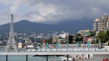 ”Situaţie de urgenţă” în Crimeea, în urma unor atacuri ale Kievului care au cauzat penurii de carburant şi electricitate. Măsura vizează să impună restricţii populaţiei locale. SBU anunţă că a lovit două nave şi sisteme de apărare aeriană la Kerci