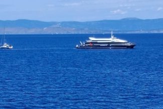 Patru cehi morţi într-o coliziune, la Marea Adriatică, în largul Croaţiei, între un catamaran croat cu peste 100 de persoane la bord şi un velier francez cu opt cehi la bord. Trei cehi răniţi uşor, unul rănit grav la coloana vertebrală