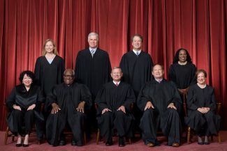 Curtea Supremă dă două decizii favorabile lui Trump în materie de imigraţie: administraţia poate reintroduce politica restrictivă faţă de solicitanţii de azil la graniţe şi poate pune capăt protecţiei juridice acordate haitienilor şi sirienilor