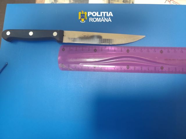 Bărbat din judeţul Buzău, prins cu un cuţit într-un tren de călători/ El a atras atenţia întrucât nu avea bilet, consuma alcool şi fuma printre pasageri