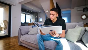 David Popovici susţine un atelier de lectură în Liziera de Lac. „Totul porneşte de la lucrurile simple: poveştile pe care le auzi, oamenii pe care îi admiri şi spaţiul în care creşti”, spune campionul
