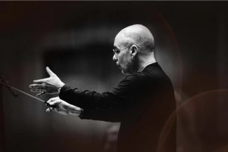 Dennis Russell Davies va dirija pentru prima dată Orchestra Filarmonicii „George Enescu” în concertele simfonice din 11 şi 12 iunie