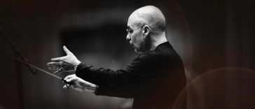 Dennis Russell Davies va dirija pentru prima dată Orchestra Filarmonicii „George Enescu” în concertele simfonice din 11 şi 12 iunie