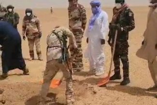 Aproape 50 de persoane au murit de sete în deşertul Sahara după ce camionul în care se aflau s-a defectat. Există doi supravieţuitori