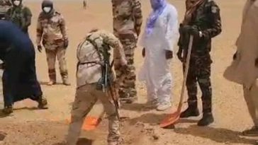 Aproape 50 de persoane au murit de sete în deşertul Sahara după ce camionul în care se aflau s-a defectat. Există doi supravieţuitori