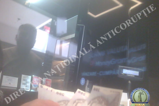 Poliţişt din cadrul IPJ Buzău, arestat preventiv pentru luare de mită / El este acuzat de DNA că a pretins 15.000 de euro, pentru a ajuta un martor din dosar să formuleze un denunţ, indicându-i o persoană ce ar fi urmat să comită o faptă penală