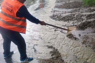 Intervenţie a angajaţilor DRDP Buzău după ce o ploaie torenţială a adus aluviuni pe DN 10/ Traficul rutier, îngreunat