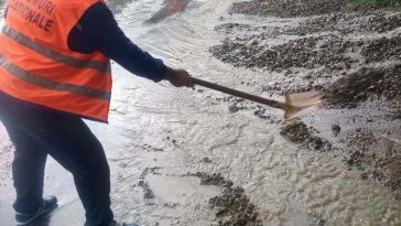 Intervenţie a angajaţilor DRDP Buzău după ce o ploaie torenţială a adus aluviuni pe DN 10/ Traficul rutier, îngreunat