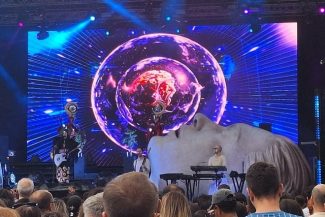 Trupa australiană Empire of the Sun, la Arenele Romane: „Într-o lume nebună, cu clovni dictatori, amintiţi-vă să aveţi grijă unii de alţii!”