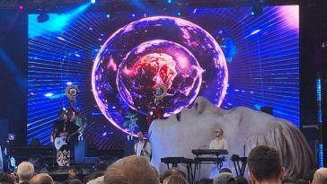 Trupa australiană Empire of the Sun, la Arenele Romane: „Într-o lume nebună, cu clovni dictatori, amintiţi-vă să aveţi grijă unii de alţii!”