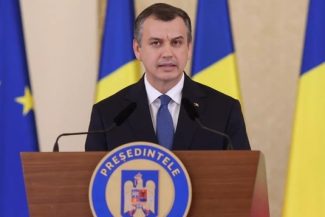 AFP scrie că, după răsturnarea guvernului proeuropean din România, a fost desemnat premier un eurodeputat liberal, Eugen Tomac, care promite un Guvern ”tehnic”