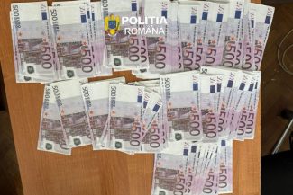Doi orădeni acuzaţi că au falsificat aproape jumătate de milion de euro în cupiură de 500 şi 1.000 de franci elveţieni au fost reţinuţi/ Aceştia au fost prinşi în flagrant în timp ce încercau să comercializeze o parte a banilor falşi în Satu Mare