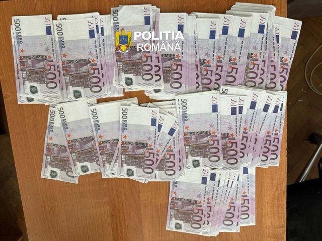 Doi orădeni acuzaţi că au falsificat aproape jumătate de milion de euro în cupiură de 500 şi 1.000 de franci elveţieni au fost reţinuţi/ Aceştia au fost prinşi în flagrant în timp ce încercau să comercializeze o parte a banilor falşi în Satu Mare