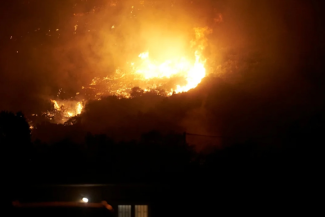 Grecia a mobilizat pompieri, avioane şi elicoptere pentru a combate un incendiu de vegetaţie pe insula Evia