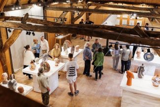 Expoziţia “Fragilis Terra” a sculptorului Virgil Scripcariu, găzduită la Casa Regelui Charles al III-lea din Viscri