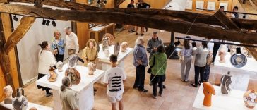 Expoziţia “Fragilis Terra” a sculptorului Virgil Scripcariu, găzduită la Casa Regelui Charles al III-lea din Viscri
