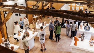 Expoziţia “Fragilis Terra” a sculptorului Virgil Scripcariu, găzduită la Casa Regelui Charles al III-lea din Viscri