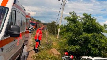 Alba: Un mort şi trei răniţi, după ce un autoturism a derapat şi a căzut într-o râpă, pe marginea unui drum judeţean