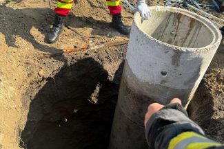 Vrancea: Fetiţă de opt ani căzută pe lângă tuburile unei fântâni în construcţie, la o adâncime de opt metri/ Pentru salvarea ei intervin cinci echipaje de pompieri – FOTO