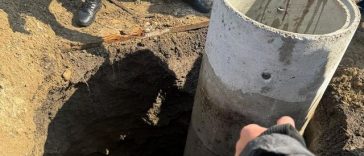 Vrancea: Fetiţă de opt ani căzută pe lângă tuburile unei fântâni în construcţie, la o adâncime de opt metri/ Pentru salvarea ei intervin cinci echipaje de pompieri – FOTO