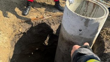 Vrancea: Fetiţă de opt ani căzută pe lângă tuburile unei fântâni în construcţie, la o adâncime de opt metri/ Pentru salvarea ei intervin cinci echipaje de pompieri – FOTO