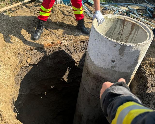 Vrancea: Fetiţă de opt ani căzută pe lângă tuburile unei fântâni în construcţie, la o adâncime de opt metri/ Pentru salvarea ei intervin cinci echipaje de pompieri – FOTO