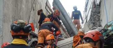 Bilanţul cutremurului din Filipine creşte la cel puţin 41 de morţi şi peste 450 de răniţi. Persoane îngrijite afară, în căldură, lângă spitale. Salvatori încetiniţi de sute de replici. Pagube şi mii de persoane deplasate