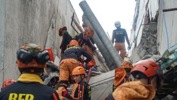 Bilanţul cutremurului din Filipine creşte la cel puţin 41 de morţi şi peste 450 de răniţi. Persoane îngrijite afară, în căldură, lângă spitale. Salvatori încetiniţi de sute de replici. Pagube şi mii de persoane deplasate