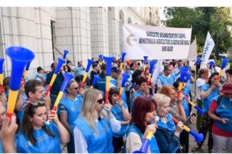 Angajaţii din finanţe publice, protest în faţa Ministerului Finanţelor/ Ei cer un coeficient de ierarhizare mai mare: E inadmisibil ca angajaţii MF să pornească de la 1,52, adică un pic mai mult decât femeia de serviciu – VIDEO