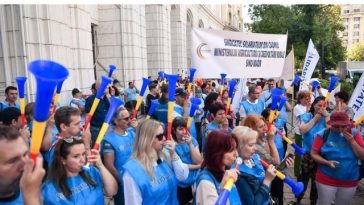 Angajaţii din finanţe publice, protest în faţa Ministerului Finanţelor/ Ei cer un coeficient de ierarhizare mai mare: E inadmisibil ca angajaţii MF să pornească de la 1,52, adică un pic mai mult decât femeia de serviciu – VIDEO