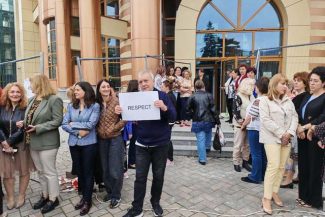 Proteste masive în toată ţara ale angajaţilor Fiscului, nemulţumiţi de proiectul Legii salarizării unitare: „Revoltă pentru demnitate!”, afişe pe geamurile sediilor închise/ Proteste şi la casele de pensii, dar şi la instanţe