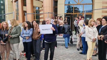 Proteste masive în toată ţara ale angajaţilor Fiscului, nemulţumiţi de proiectul Legii salarizării unitare: „Revoltă pentru demnitate!”, afişe pe geamurile sediilor închise/ Proteste şi la casele de pensii, dar şi la instanţe