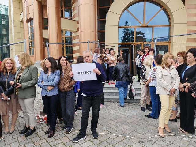 Proteste masive în toată ţara ale angajaţilor Fiscului, nemulţumiţi de proiectul Legii salarizării unitare: „Revoltă pentru demnitate!”, afişe pe geamurile sediilor închise/ Proteste şi la casele de pensii, dar şi la instanţe
