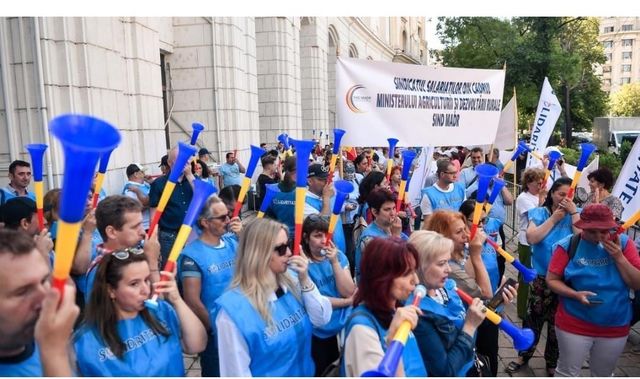 Angajaţii din finanţe publice, protest în faţa Ministerului Finanţelor/ Ei cer un coeficient de ierarhizare mai mare: E inadmisibil ca angajaţii MF să pornească de la 1,52, adică un pic mai mult decât femeia de serviciu – VIDEO