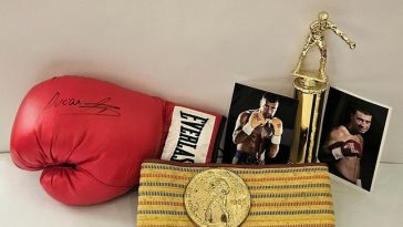 Marele pugilist Lucian Bute a donat bunuri personale Muzeului Naţional de Istorie a României