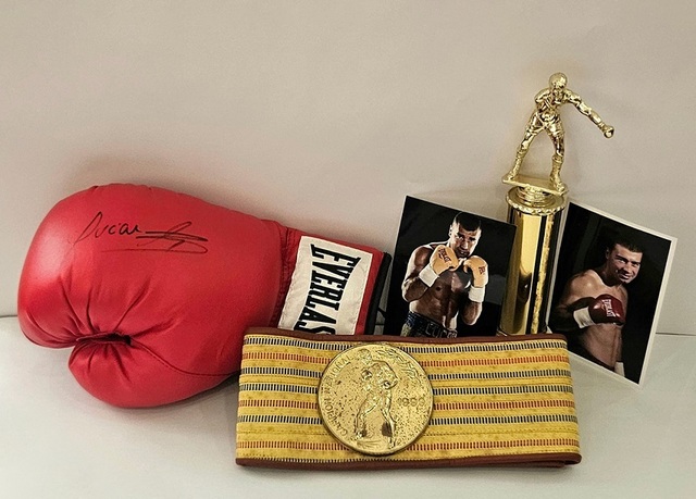 Marele pugilist Lucian Bute a donat bunuri personale Muzeului Naţional de Istorie a României