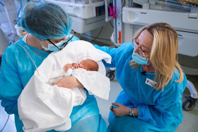 Organizaţia ”Salvaţi Copiii”- Trei din zece copii români trăiesc în sărăcie, tot mai mulţi sunt expuşi riscurilor date de lipsa vaccinării, rata mortalităţii la copiii sub un an creşte la cel mai înalt nivel din ultimul deceniu