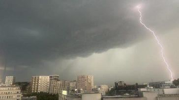 Cod roşu de ploi torenţiale, descărcări electrice, grindină şi vijelie puternică, în judeţul Tulcea