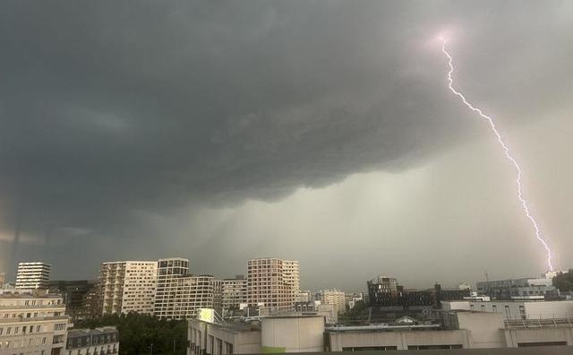 Cod roşu de ploi torenţiale, descărcări electrice, grindină şi vijelie puternică, în judeţul Tulcea