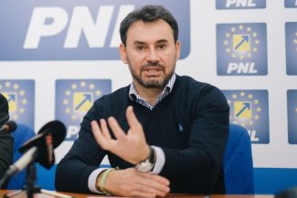ADRIAN VEŞTEA, DESEMNAT PREMIER – Gheorghe Falcă îl numeşte pe Veştea ”lebăda neagră de la Braşov”: Cine acceptă să fie folosit împotriva propriului partid intră într-o zonă politică foarte gravă, care se rezolvă într-un singur fel. Excluderea!