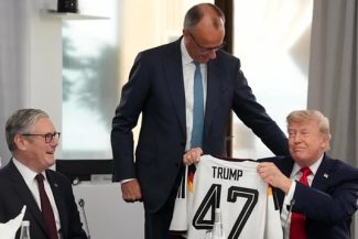 Merz îi oferă lui Trump, la summitul G7, în Franţa, un cadou simbolic de ziua sa, pentru a aplana tensiunile