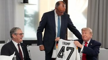 Merz îi oferă lui Trump, la summitul G7, în Franţa, un cadou simbolic de ziua sa, pentru a aplana tensiunile