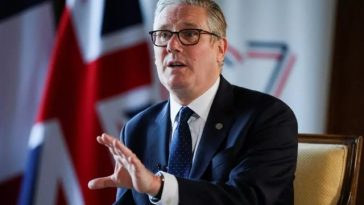 Keir Starmer îl felicită pe rivalul său Andy Burnham, ales deputat, care poate să candideze să-l înlocuiască la Downing Street