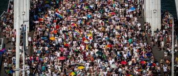 Zeci de mii de persoane la primul Gay Pride, pe caniculă, la Budapesta, după regimul Orban