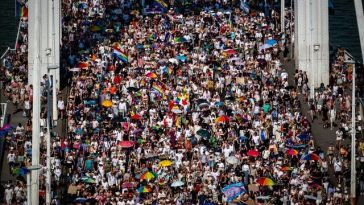 Zeci de mii de persoane la primul Gay Pride, pe caniculă, la Budapesta, după regimul Orban